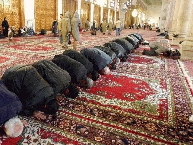 Muslims praying at the Umayyad Mosque in Damascus; photo by Antonio Melina/Agencia Brasil, 2003.